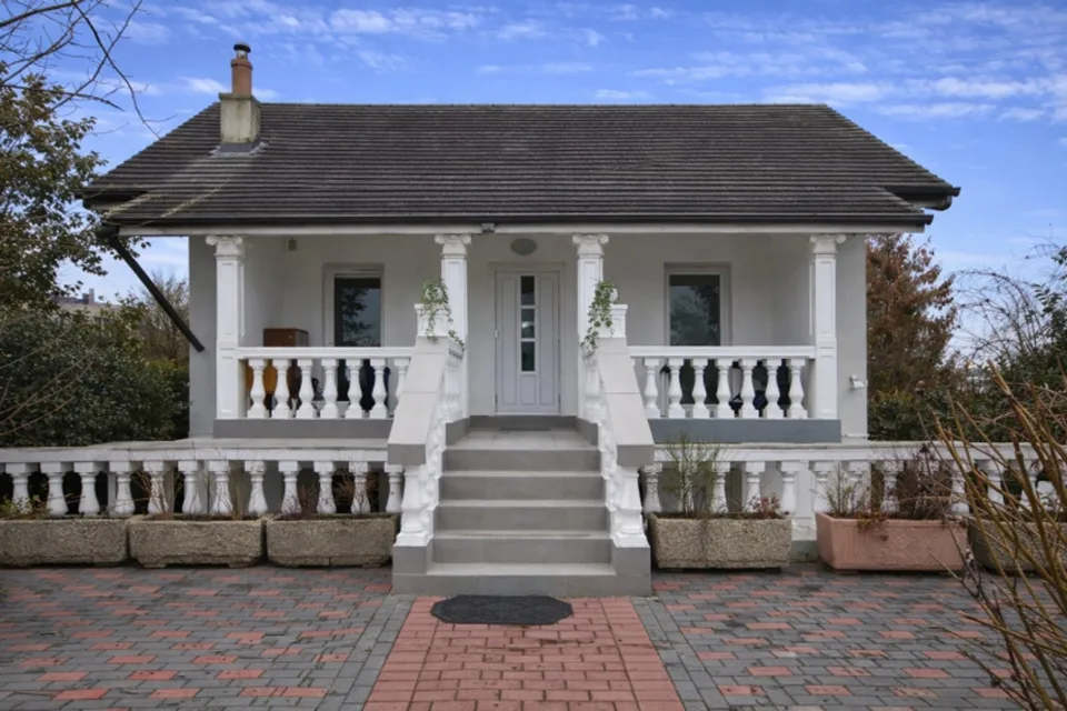 Rental property consisting of 5 apartments in Vernier