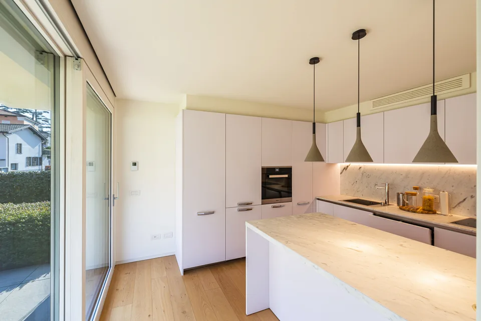 Appartamento ammobiliato con giardino privato al lago