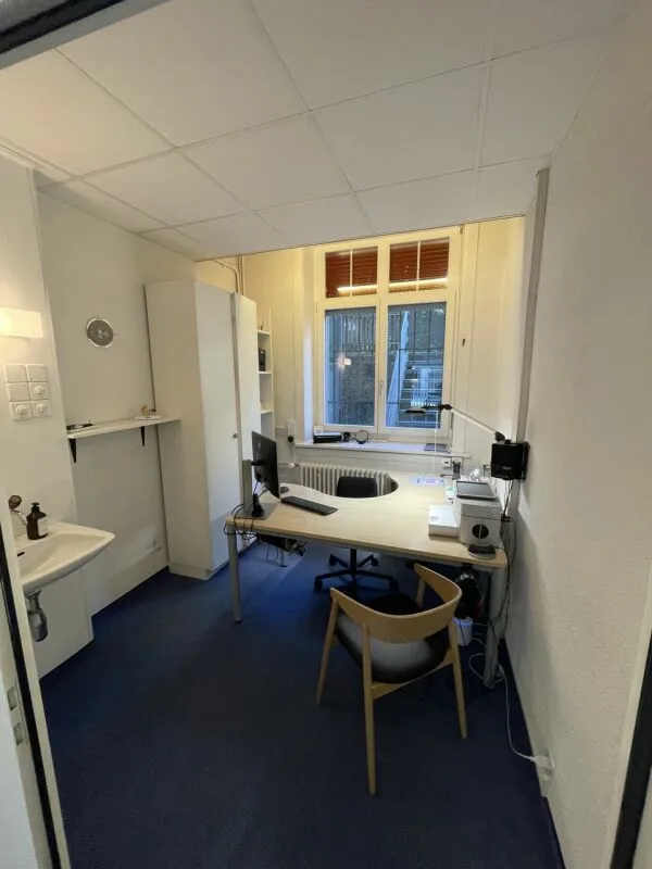 Espace commercial avec surface de bureau séparée recherche sous-locataire