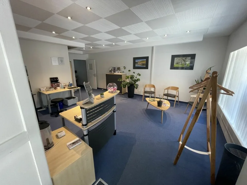 Espace commercial avec surface de bureau séparée recherche sous-locataire