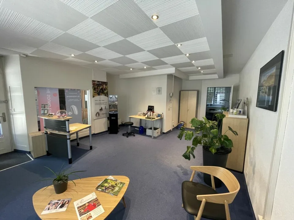 Espace commercial avec surface de bureau séparée recherche sous-locataire