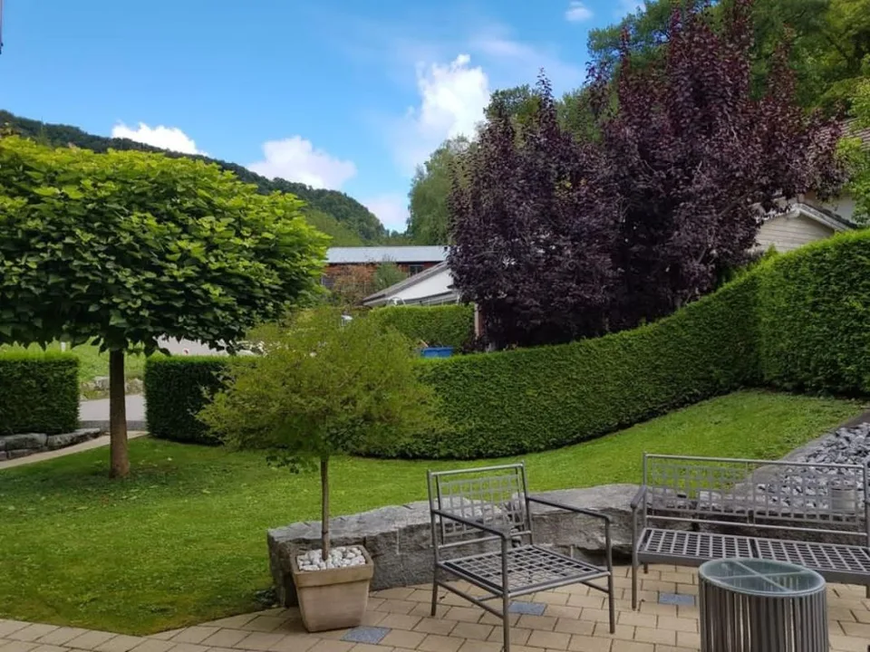 Appartement de jardin moderne et spacieux de 3,5 pièces avec garage