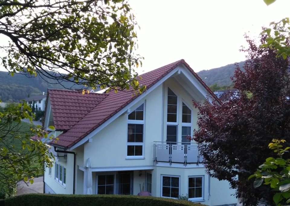 Appartement de jardin moderne et spacieux de 3,5 pièces avec garage