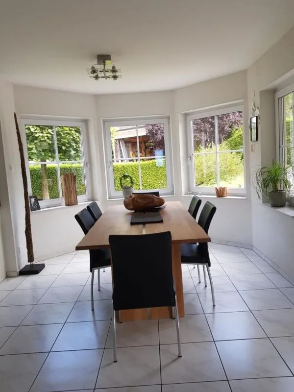 Moderne und grosszügige 3.5-Zi-Gartenwohnung mit Garage