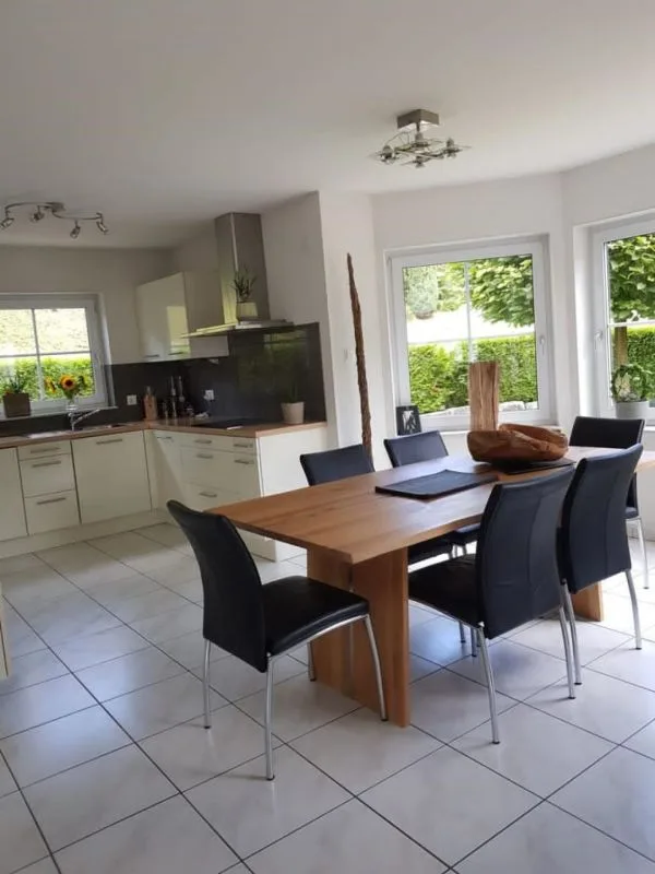 Appartement de jardin moderne et spacieux 3.5 pièces avec garage
