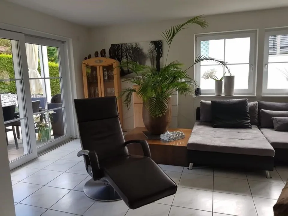 Appartement de jardin moderne et spacieux de 3,5 pièces avec garage