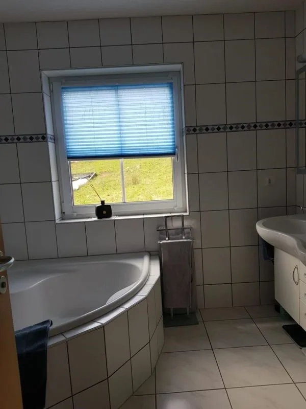 Appartement de jardin moderne et spacieux de 3,5 pièces avec garage
