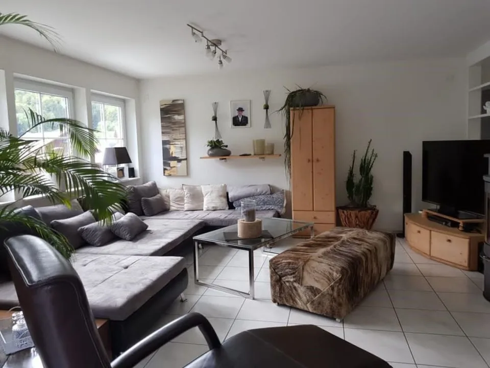 Appartement de jardin moderne et spacieux de 3,5 pièces avec garage