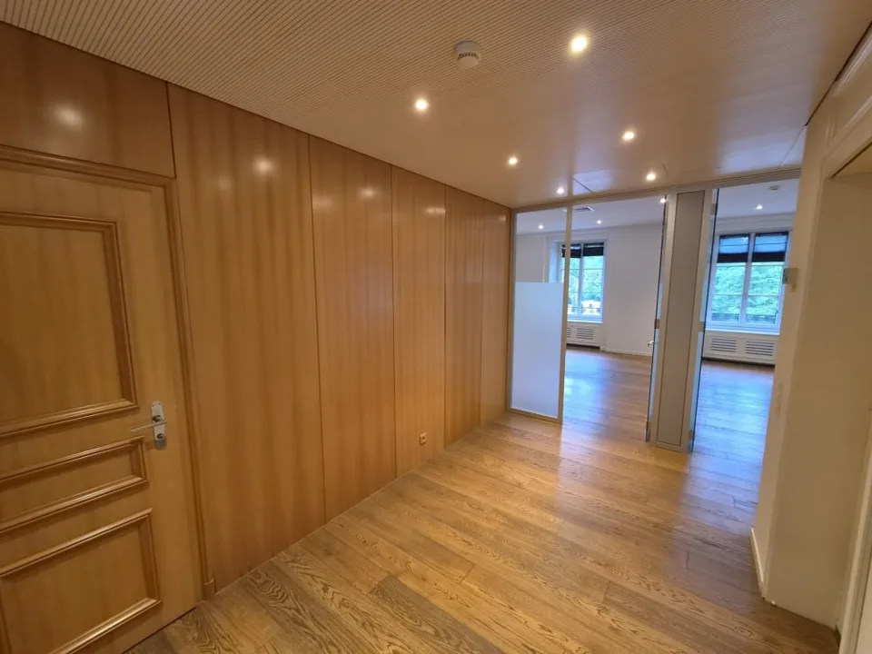 Büro von etwa 178m2, durchgehend und hell, im 1. Stock eines Charakter- und Luxusgebäudes im Herzen von Genf.