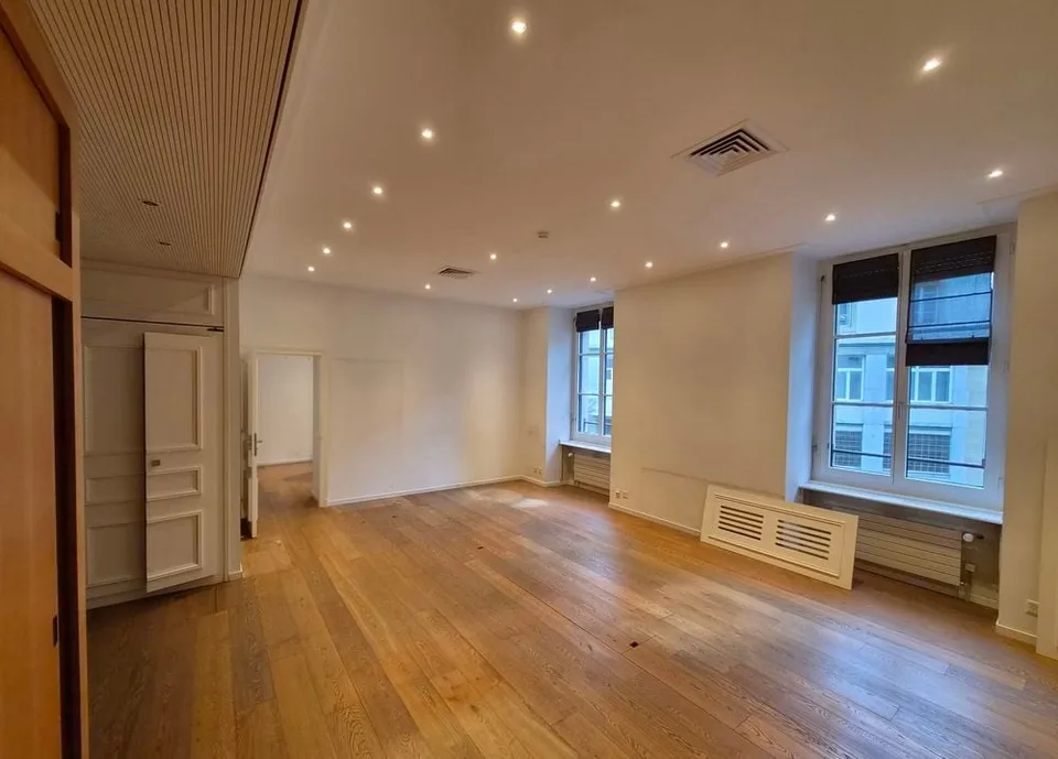 Büro von etwa 178m2, durchgehend und hell, im 1. Stock eines Charakter- und Luxusgebäudes im Herzen von Genf.
