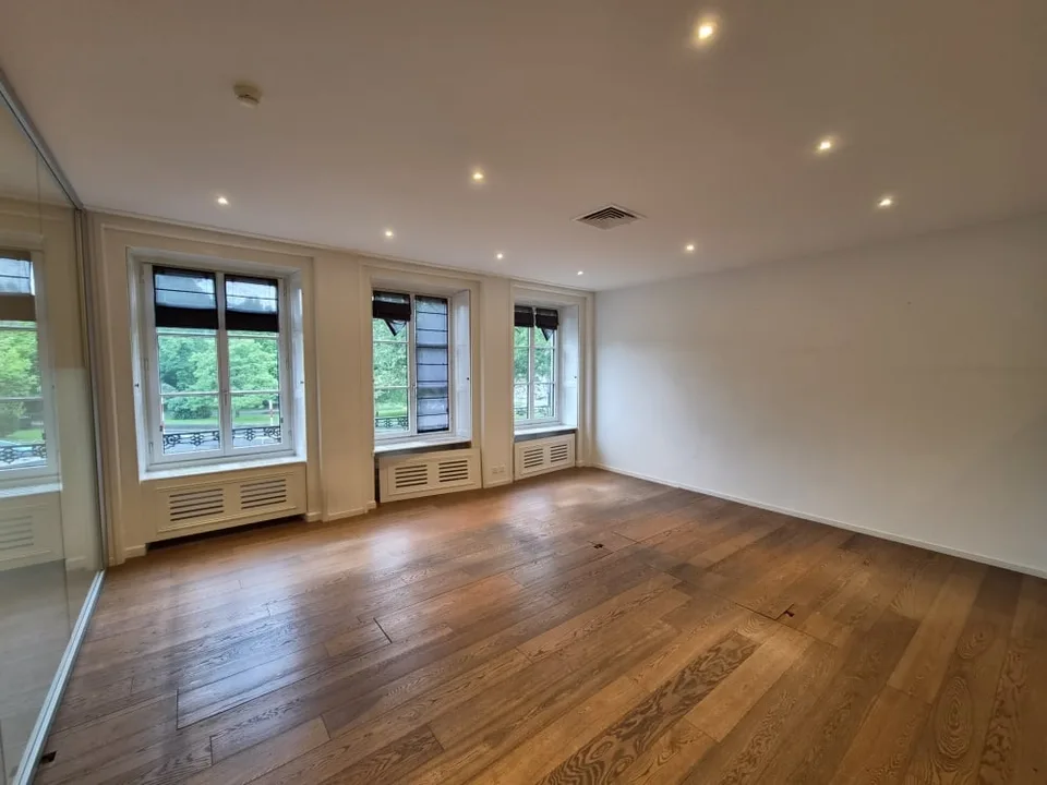 Büro von etwa 178m2, durchgehend und hell, im 1. Stock eines Charakter- und Luxusgebäudes im Herzen von Genf.