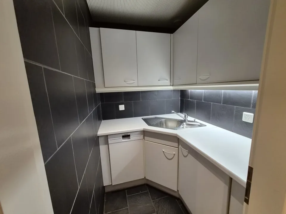 Büro von etwa 178m2, durchgehend und hell, im 1. Stock eines Charakter- und Luxusgebäudes im Herzen von Genf.