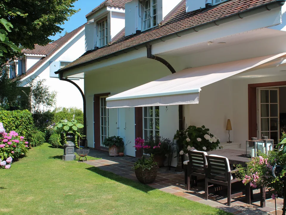 Exklusive 6.5-Zimmer-Landhausvilla mit Pool an bester Lage in Riehen