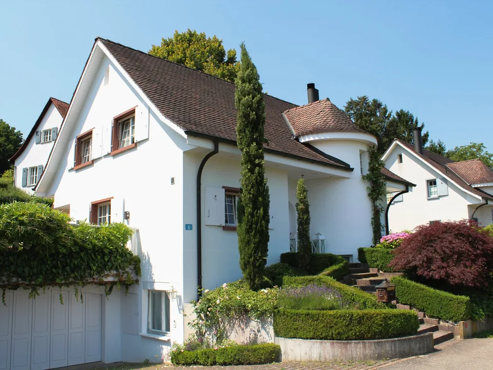 Exklusive 6.5-Zimmer-Landhausvilla mit Pool an bester Lage in Riehen