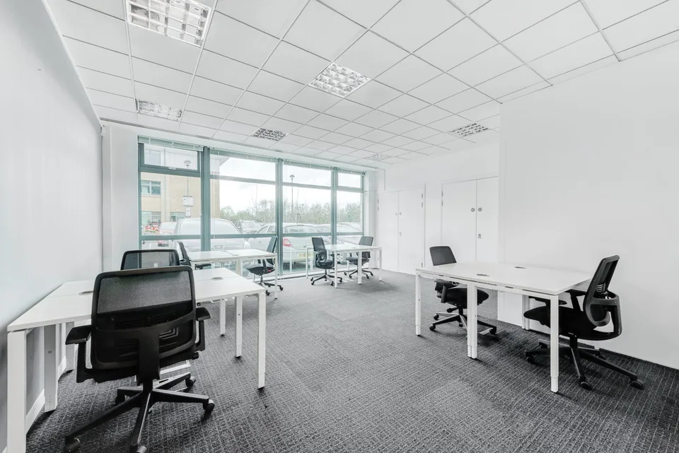 Bureau privé pour 15 à Regus Balexert Tower