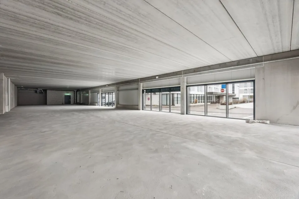 Spazio commerciale versatile in costruzione grezza in una posizione eccezionalmente ben collegata