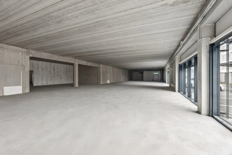 Spazio commerciale versatile in costruzione grezza in una posizione eccezionalmente ben collegata