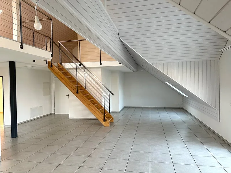 Moderne 3.5-Zimmer-Dachwohnung mit Balkon in Fulenbach