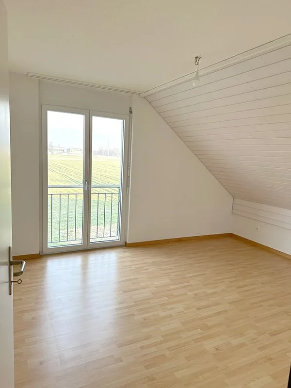 Moderne 3.5-Zimmer-Dachwohnung mit Balkon in Fulenbach