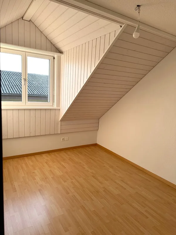 Moderne 3.5-Zimmer-Dachwohnung mit Balkon in Fulenbach