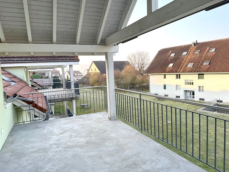 Moderne 3.5-Zimmer-Dachwohnung mit Balkon in Fulenbach
