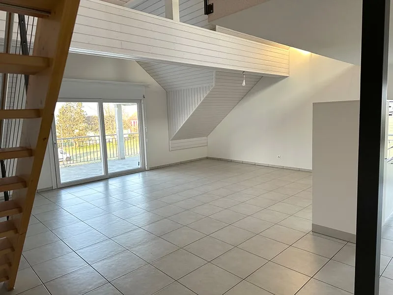 Moderne 3.5-Zimmer-Dachwohnung mit Balkon in Fulenbach
