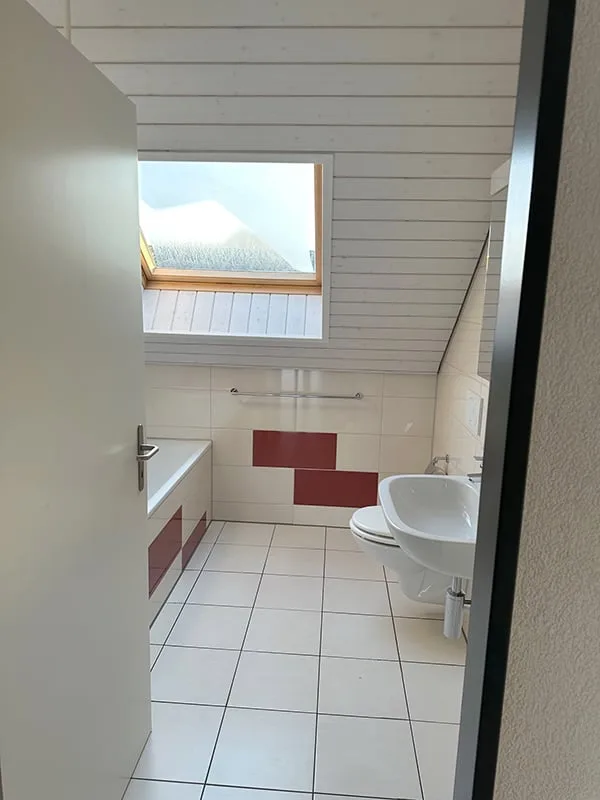 Moderne 3.5-Zimmer-Dachwohnung mit Balkon in Fulenbach