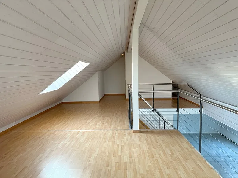 Moderne 3.5-Zimmer-Dachwohnung mit Balkon in Fulenbach