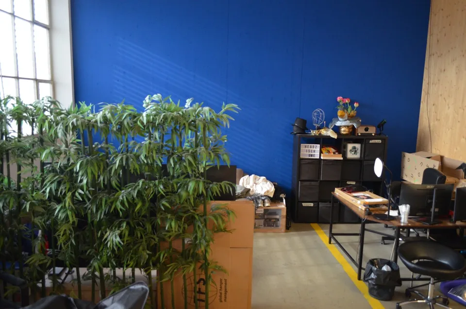 Grande ufficio in una fabbrica creativa