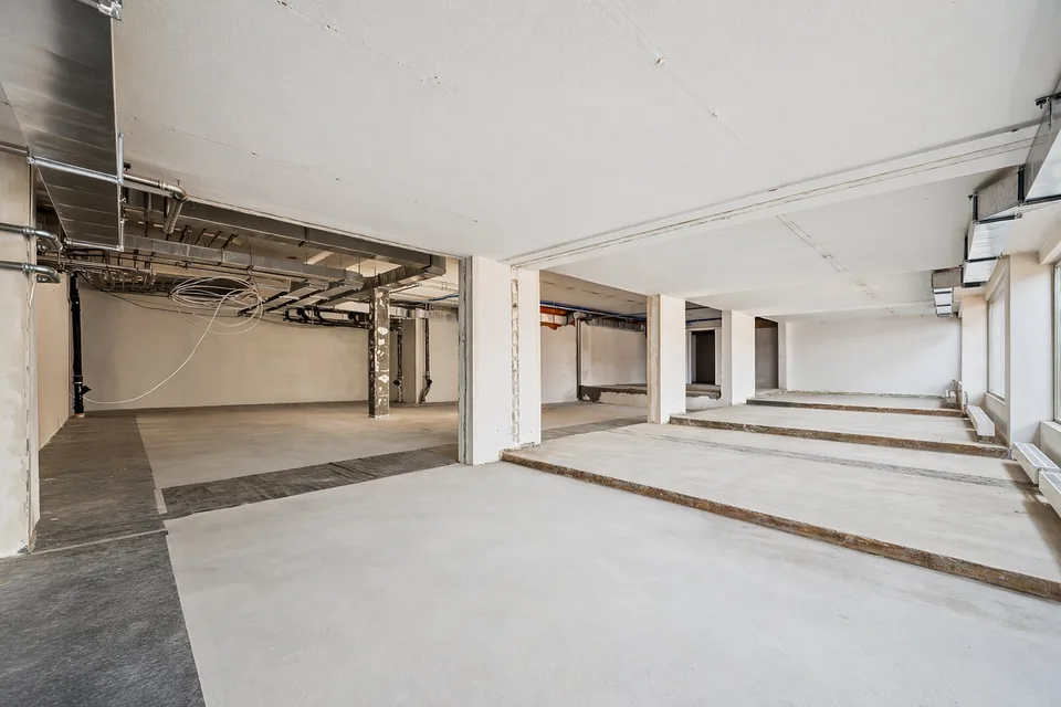 Repräsentative Gewerbefläche mit grossen Schaufenstern