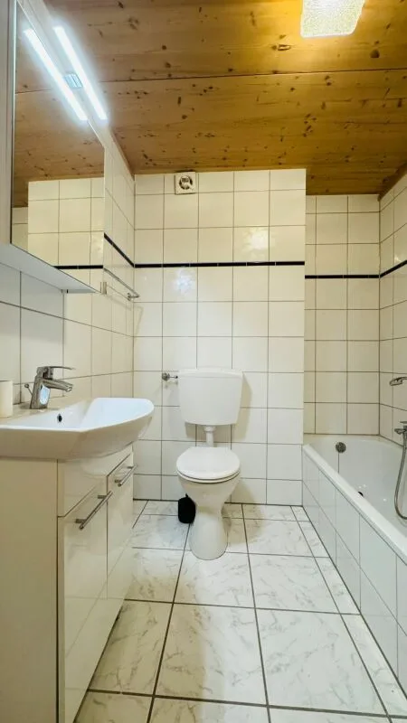 Helle 3.5-Zimmer Maisonette Wohnung auf zwei Etagen mit 2 Bädern und Parkplatz
