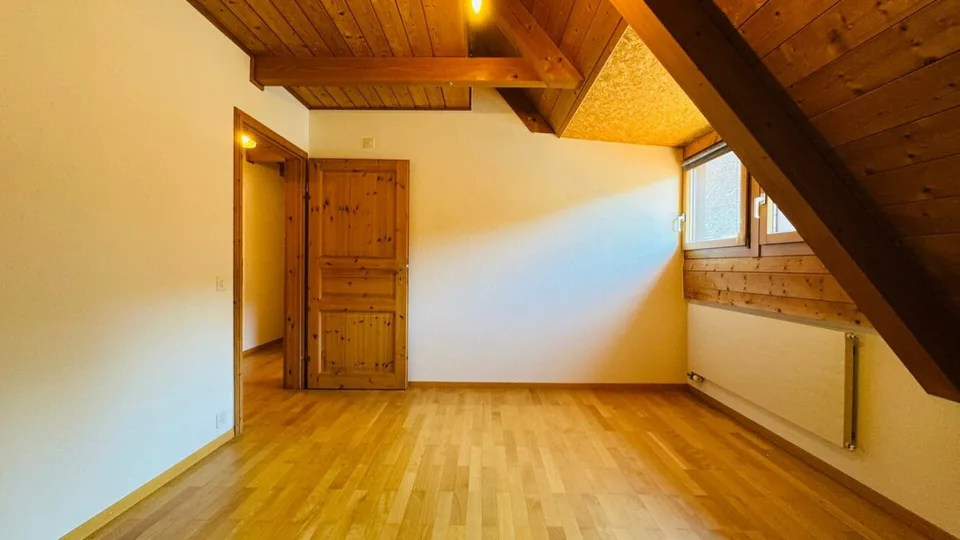 Helle 3.5-Zimmer Maisonette Wohnung auf zwei Etagen mit 2 Bädern und Parkplatz