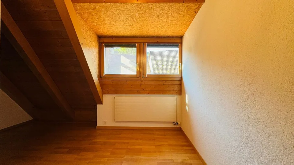 Helle 3.5-Zimmer Maisonette Wohnung auf zwei Etagen mit 2 Bädern und Parkplatz