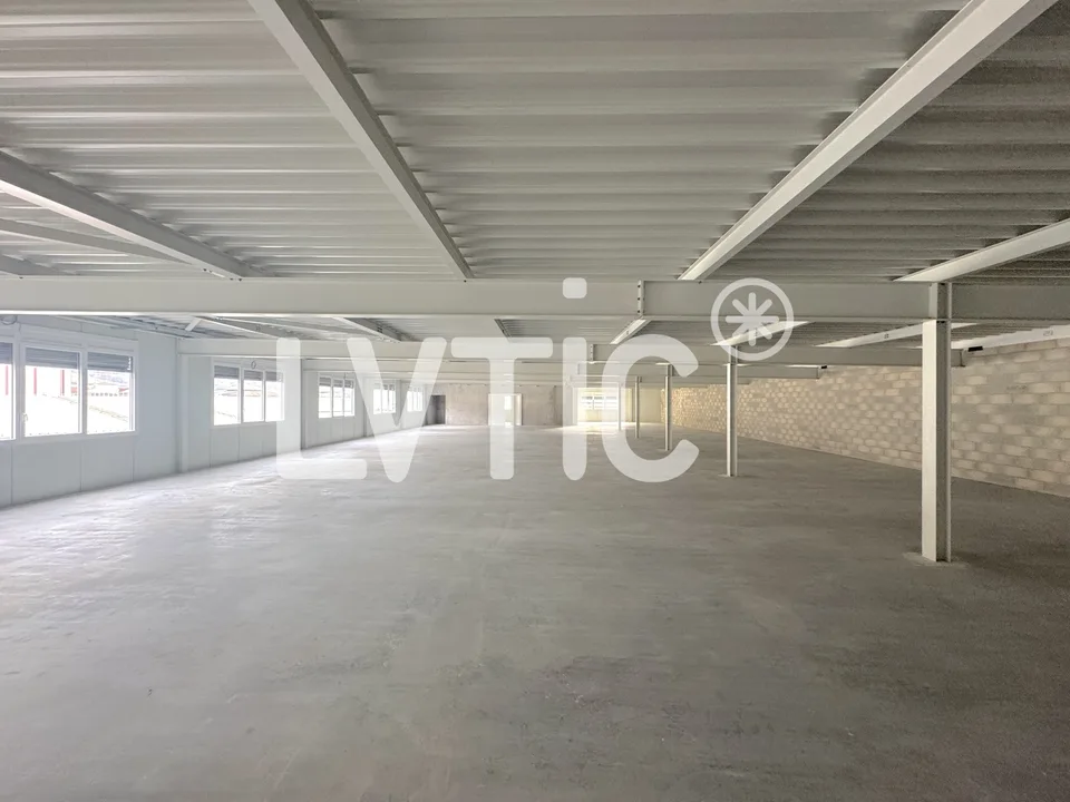 Büroflächen, 565 m2 zu vermieten in Villeneuve