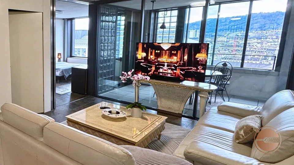 LUXURIÖSES WOHNEN ÜBER DEN DÄCHERN ZÜRICHS /  LUXURIOUS LIVING ABOVE THE ROOFS OF ZURICH