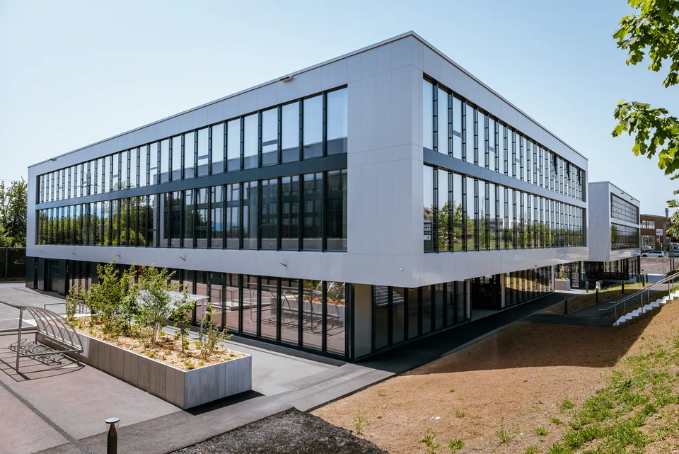 BAIL FLEXIBLE - Atelier 200 m2  avec monte-charge - Accès camion
