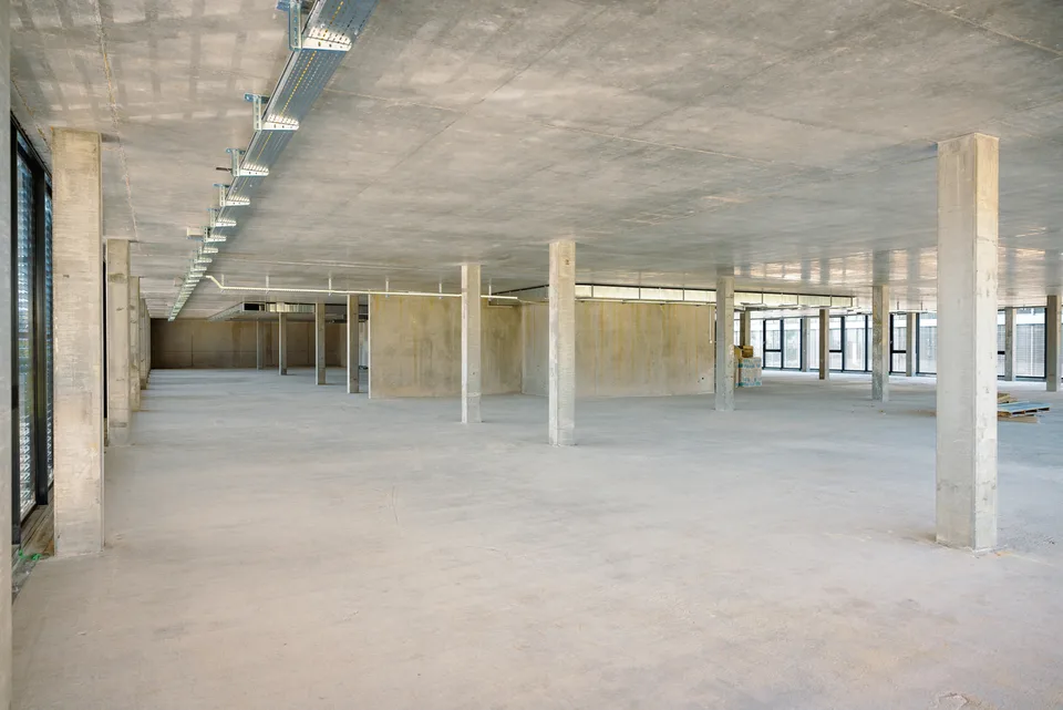 BAIL FLEXIBLE - Atelier 200 m2  avec monte-charge - Accès camion