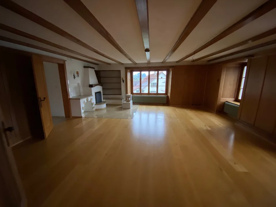 Appartamento di 5,5 locali in un edificio vecchio, situato in una zona tranquilla