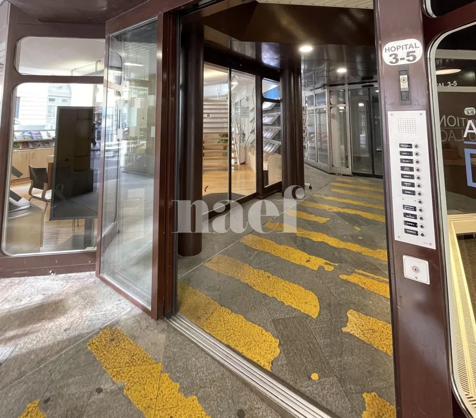 Locales Polyvalent mit großer Auslage in Neuchâtel