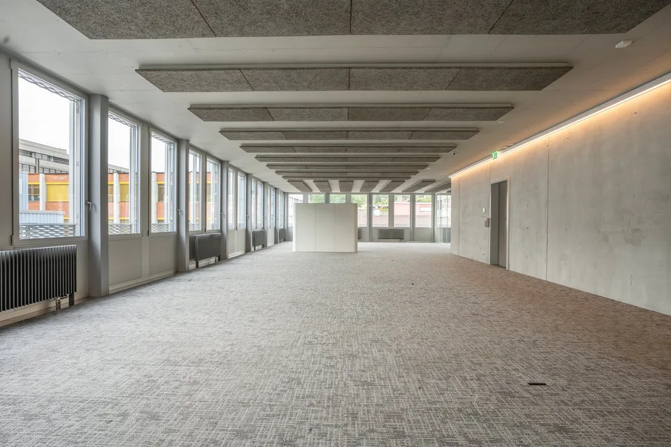 Bürofläche - neuwertig - zentral - genügend Parkplätze