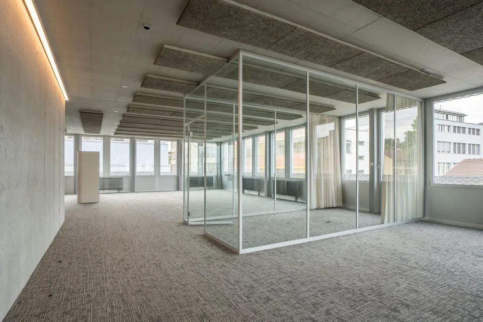Bürofläche - neuwertig - zentral - genügend Parkplätze