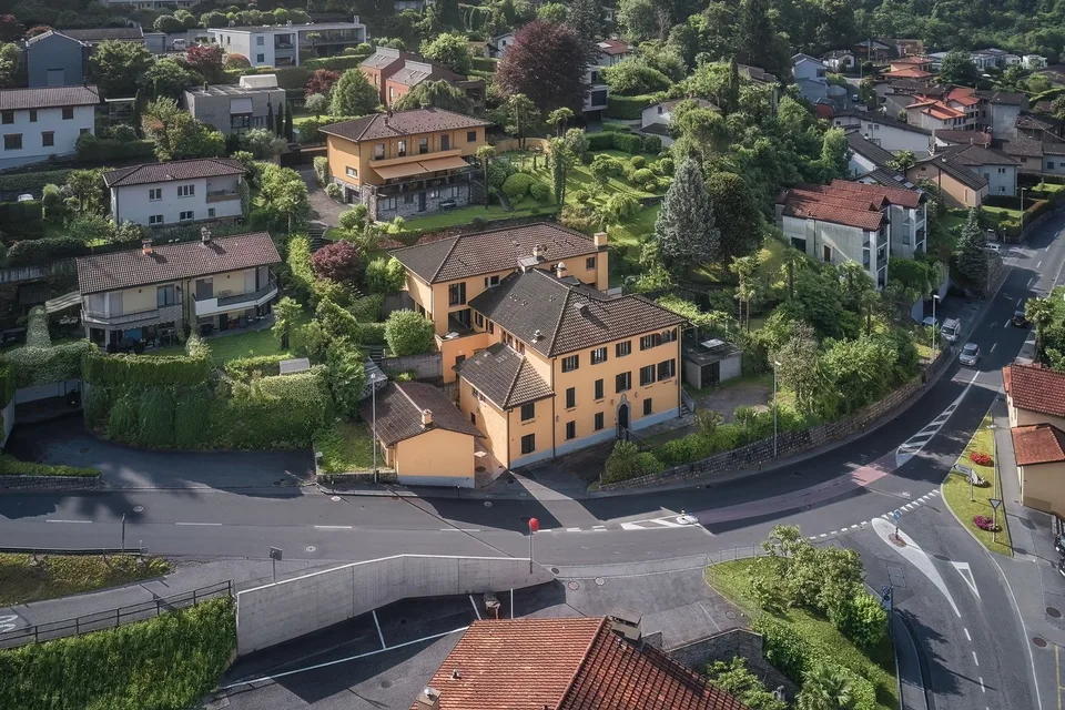 Großes Haus mit 11 Räumen, umgeben von Grün in Origlio