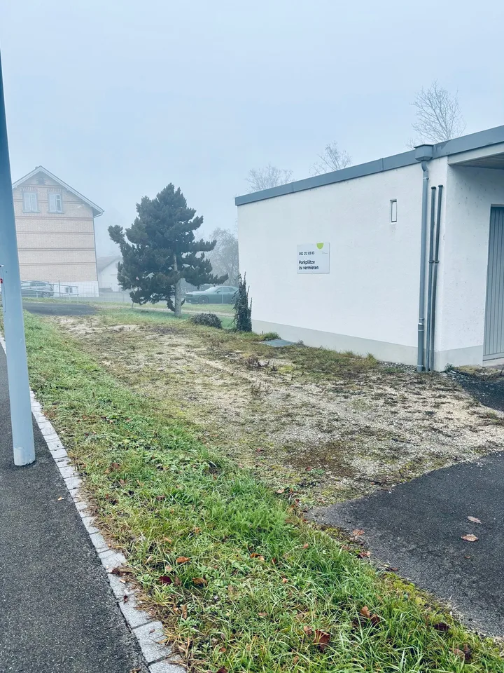 Grosser Abstellplatz in Langwiesen