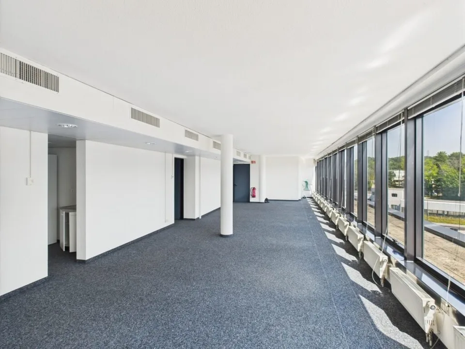 Ufficio di circa 101 m2 situato al 4° piano vicino a tutte le comodità