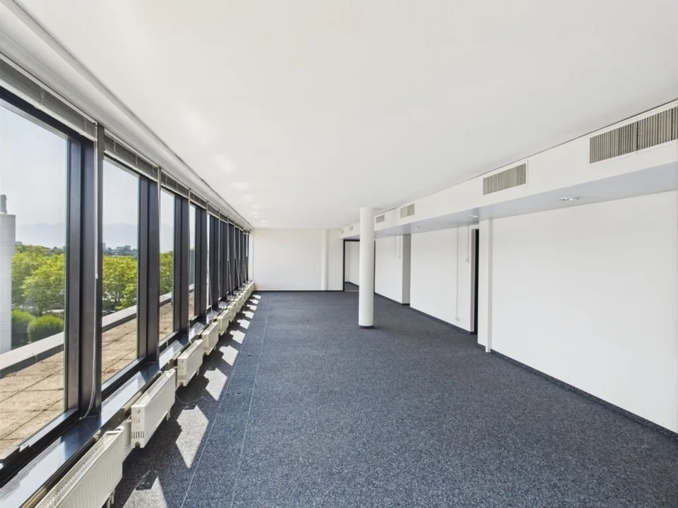 Ufficio di circa 101 m2 situato al 4° piano vicino a tutte le comodità