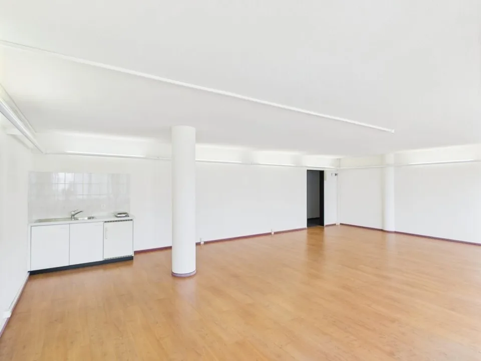 Büro von 64 m2 im 1. Stock in einem Gebäude mit strategischer Lage