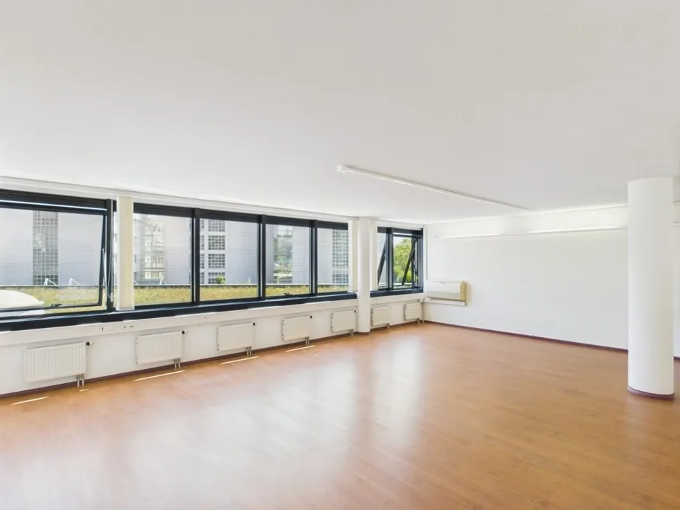 Bureau de 64 m2 au 1er étage sis dans un immeuble bénéficiant d'un emplacement stratégique