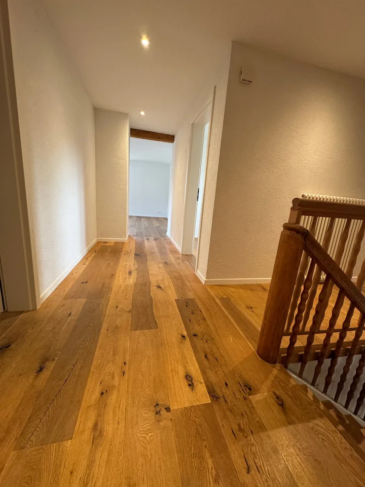 Appartamento di 4 locali luminoso con balcone e bella vista a Kirchleerau