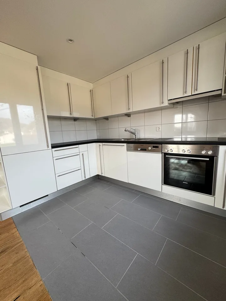 Helle 4-Zimmer-Wohnung mit Balkon und schöner Aussicht in Kirchleerau