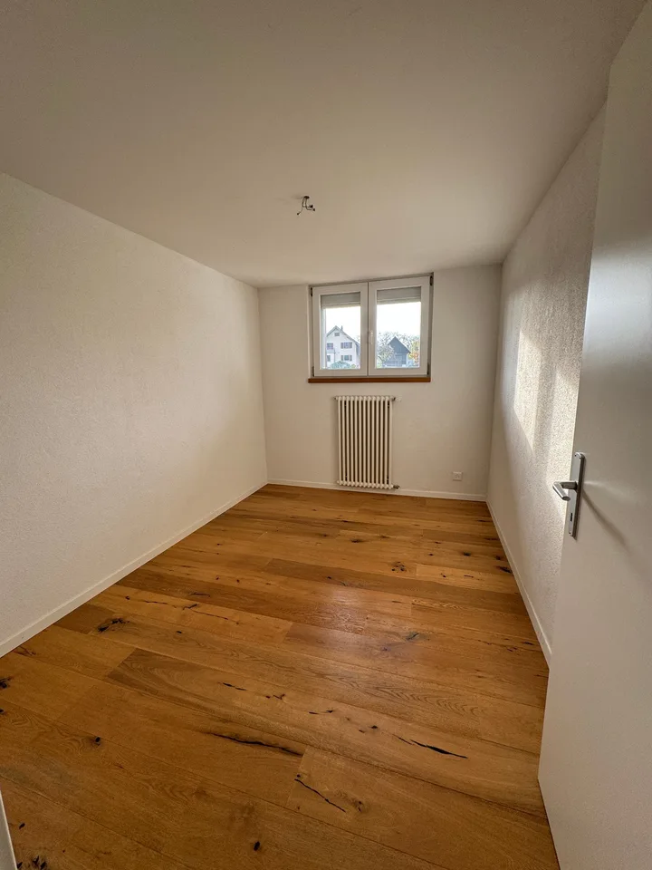 Helle 4-Zimmer-Wohnung mit Balkon und schöner Aussicht in Kirchleerau